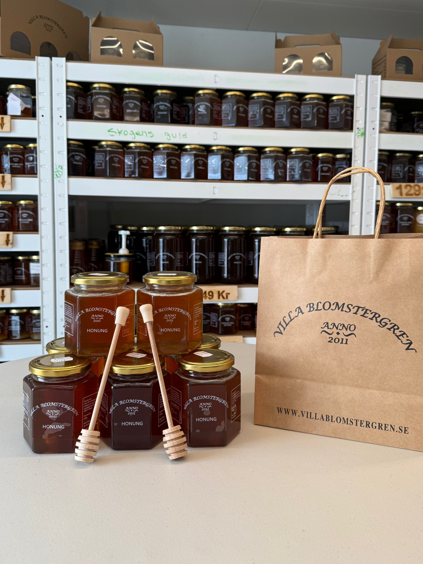 4 kg flytande honung med 2st honungspinnar och fri frakt för 998kr!