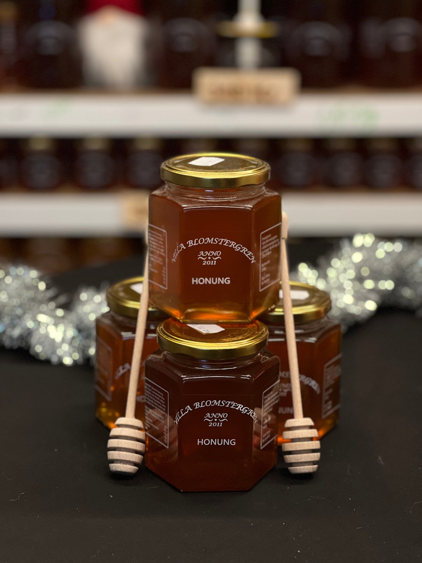 Liquid honey (2 kg) + 2 honey sticks and free shipping for 538kr!