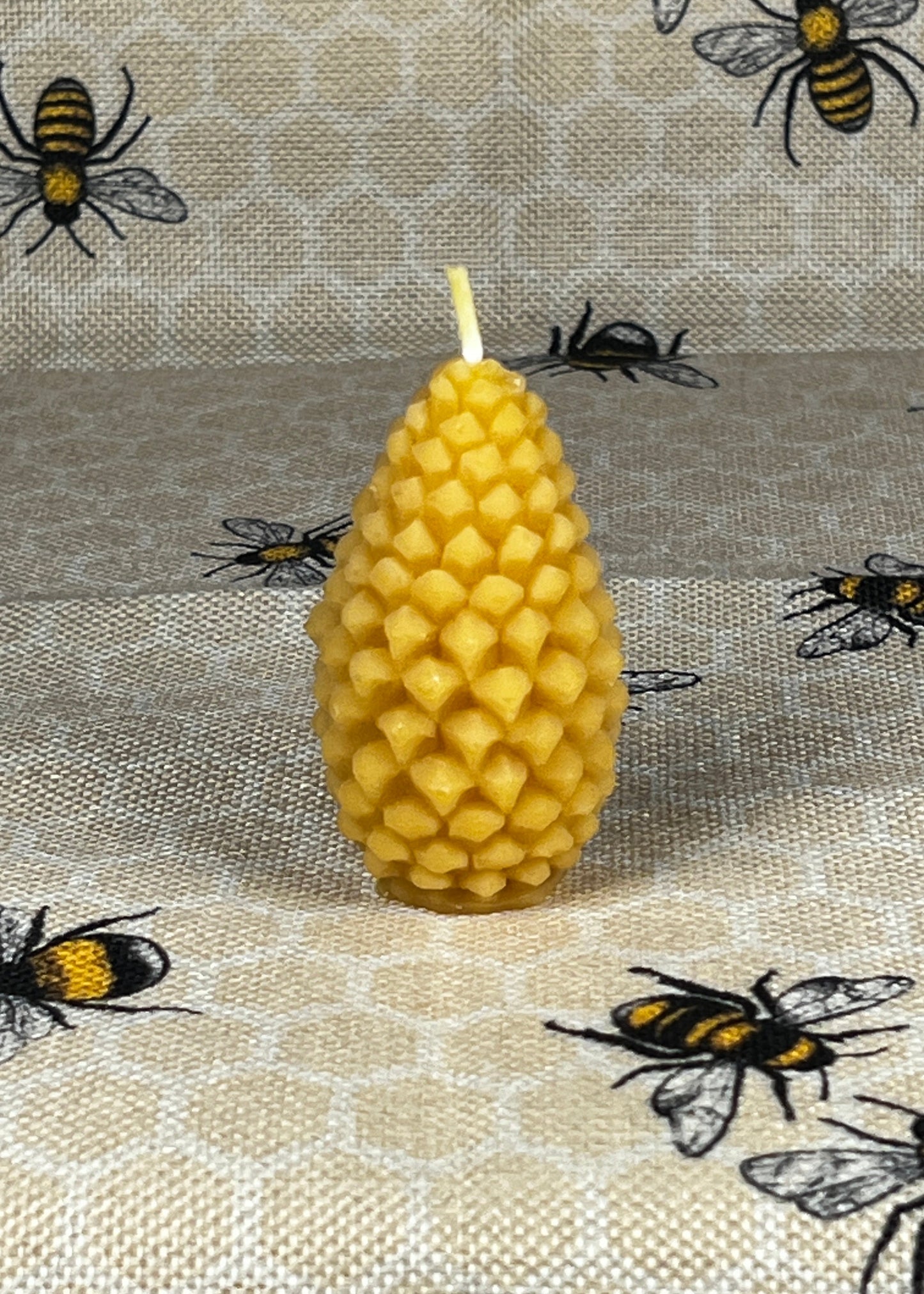 Bivaxljus – Honey Pinecone