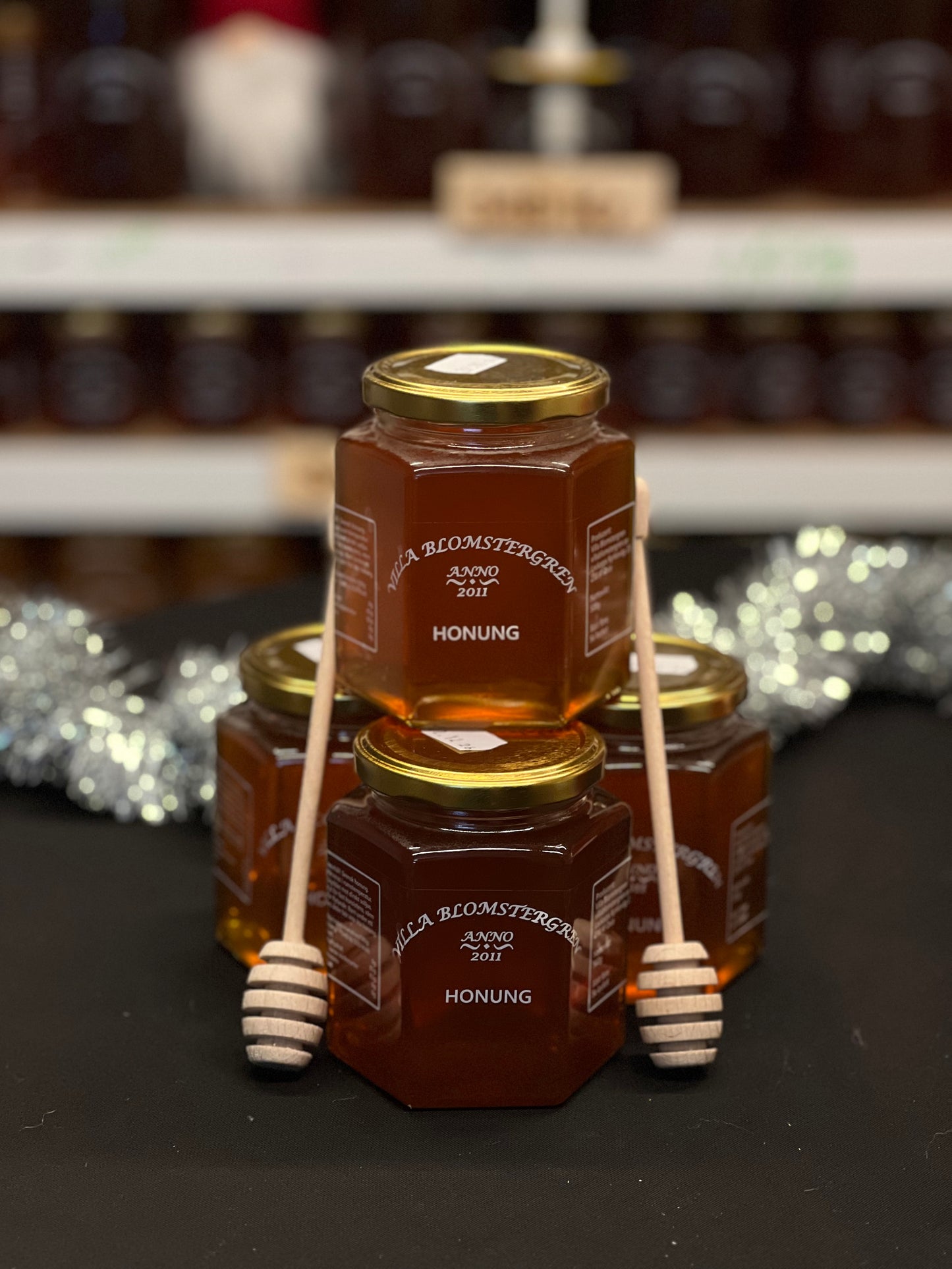 Liquid honey (2 kg) + 2 honey sticks for 499kr!