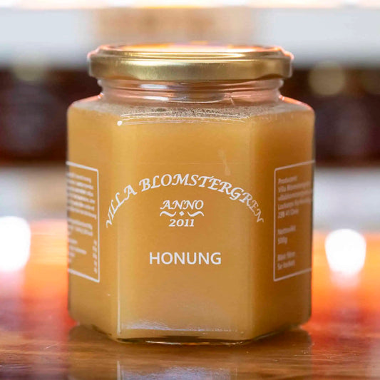 ٥٠٠ غرام من الحليب الخام المعصور على البارد، يُقدم في اليوم الوطني السويدي ٦/٦-٢٥